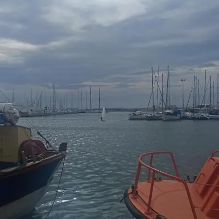 Only 250m From The Locos Апартаменты